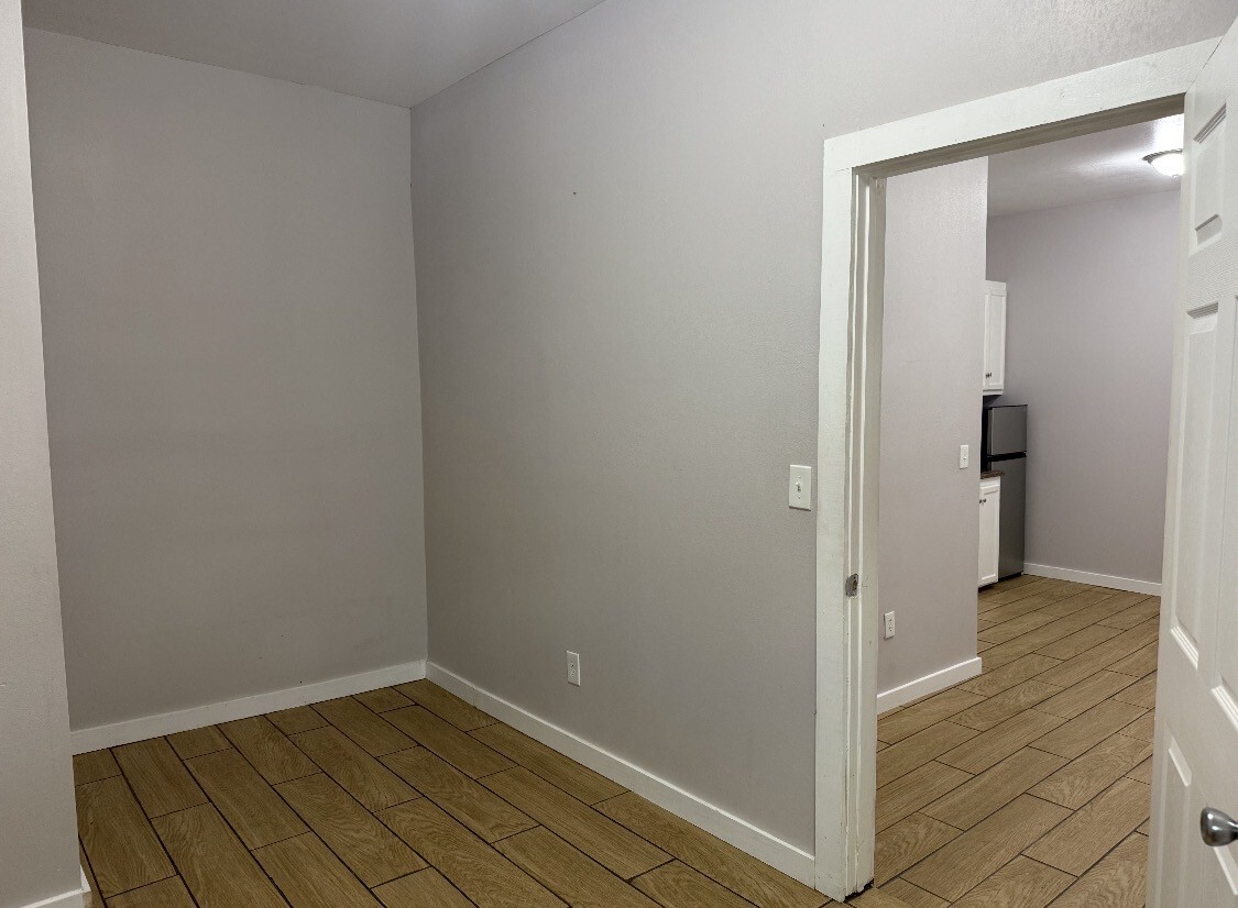 Building Photo - 3210 N 77 Sunshine Strip