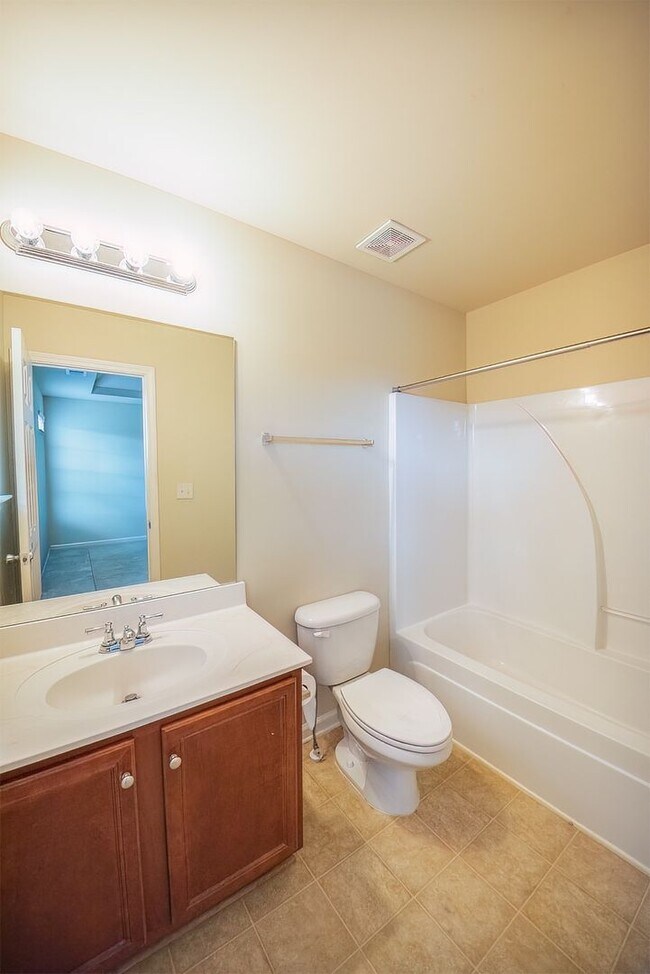 Building Photo - Beautiful home available today!