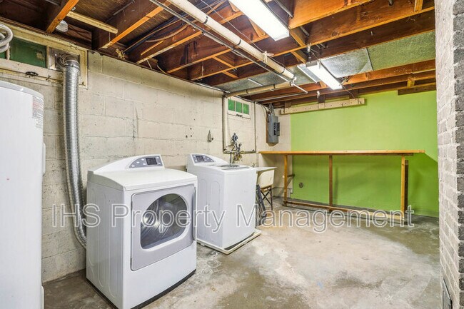 Building Photo - 1105 Thayer Dr