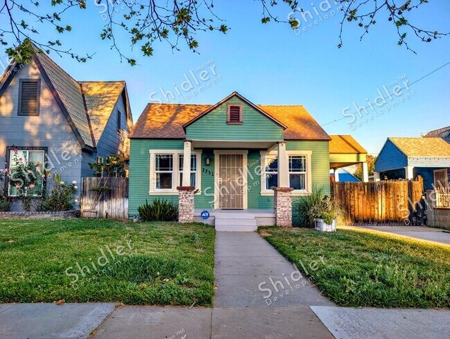 Building Photo - Upgraded Bungalow with Garage