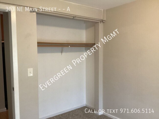 Building Photo - Quaint 2 Bdrm, 1 Bth located in the heart ...