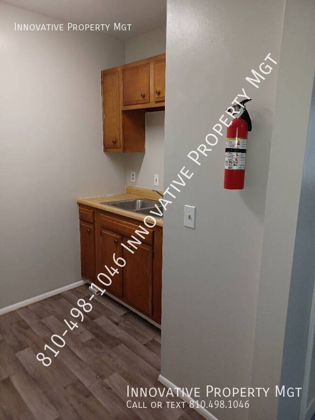 Building Photo - Large 1 bed apartment. Heat and water incl...