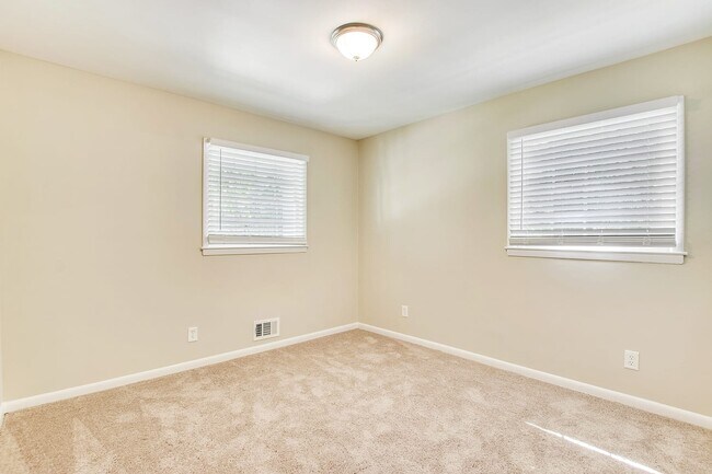 Building Photo - 3390 Glenview Cir Sw