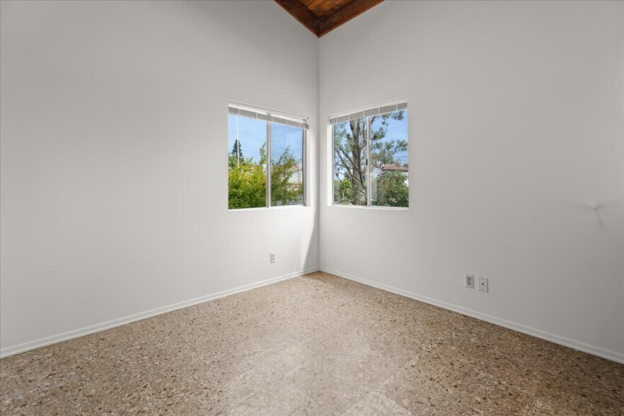 Building Photo - 1018 Wellesley Ave