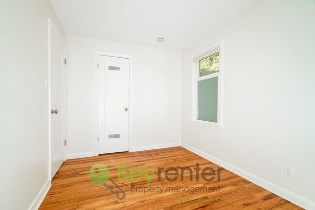 Building Photo - **Rent Special** Elegant Three Bedroom Hom...