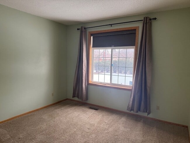 Building Photo - End Unit 2 Bed, 2 Full Bath, 2 Car Garage with Loft and Vaulted Ceilings