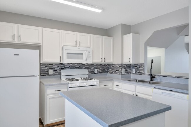 Building Photo - Stunning Newly Renovated 3 Bed - 2.5 Bath ...