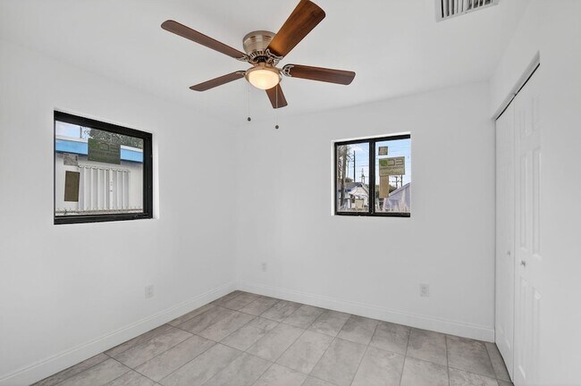 Building Photo - 917 W 2nd St