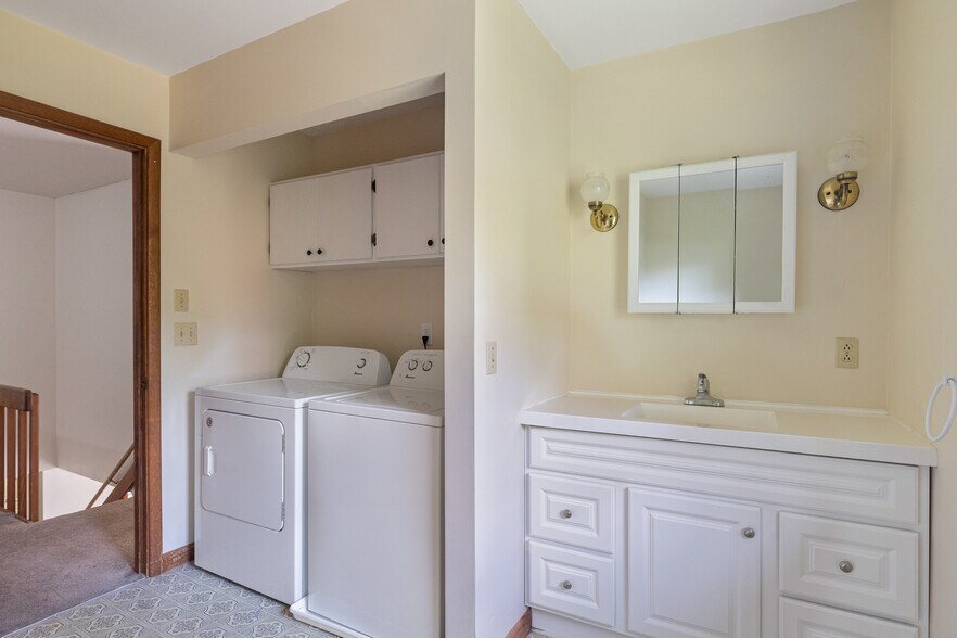 Building Photo - 250 Grey Birch Dr