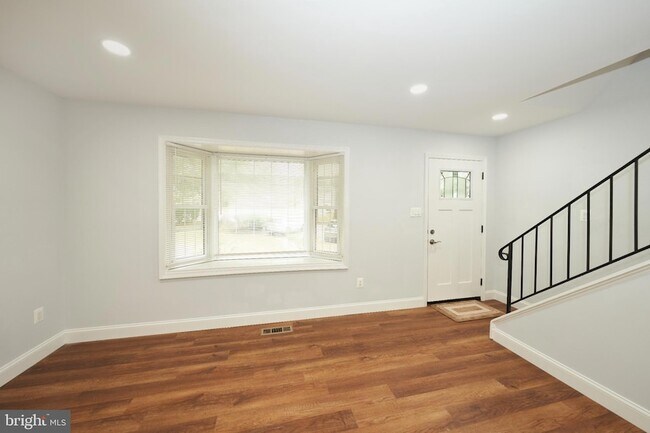 Building Photo - 9900 Kingsbridge Dr
