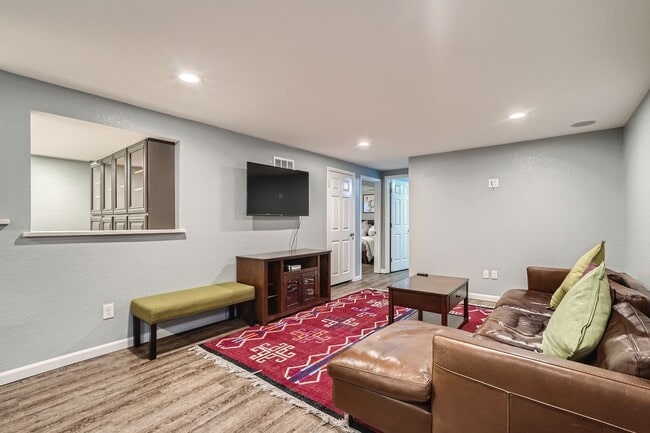 Building Photo - Beautiful 5 BDR Louisville Home/ Private Backyard