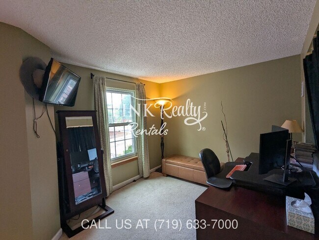 Building Photo - 8560 Avens Cir