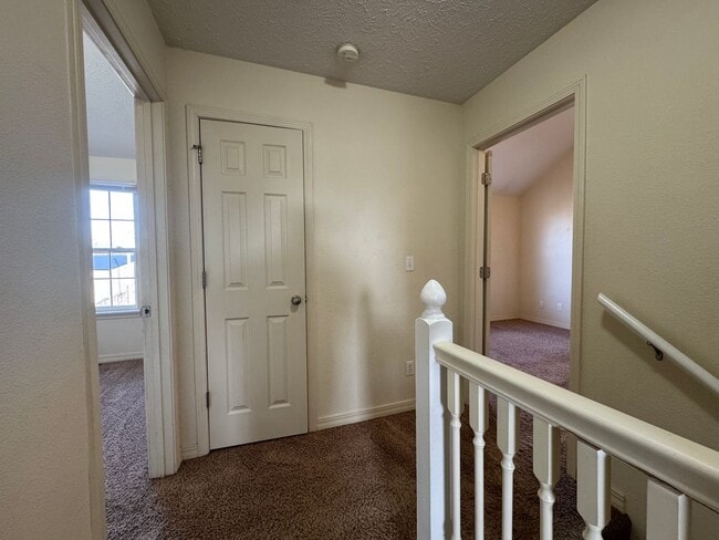 Building Photo - Spacious 3 bedroom, 2.5 bathroom Duplex