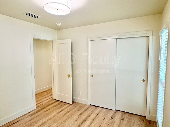 Building Photo - 3224 Little John Dr