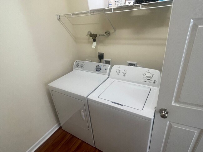 Building Photo - September 2nd - This 2 Bedroom 1 Bath Dupl...