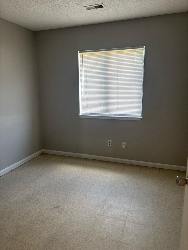 Building Photo - Single Family Standridge manor