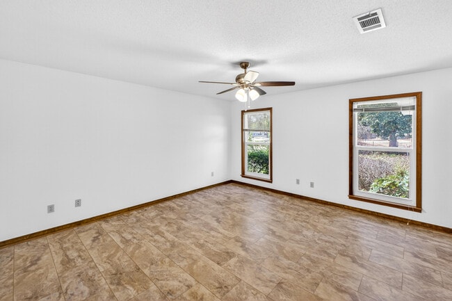 Building Photo - 1140 Troon Dr E