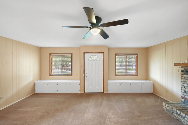 Building Photo - Charming 2-Bed Retreat Near Landa Park & t...