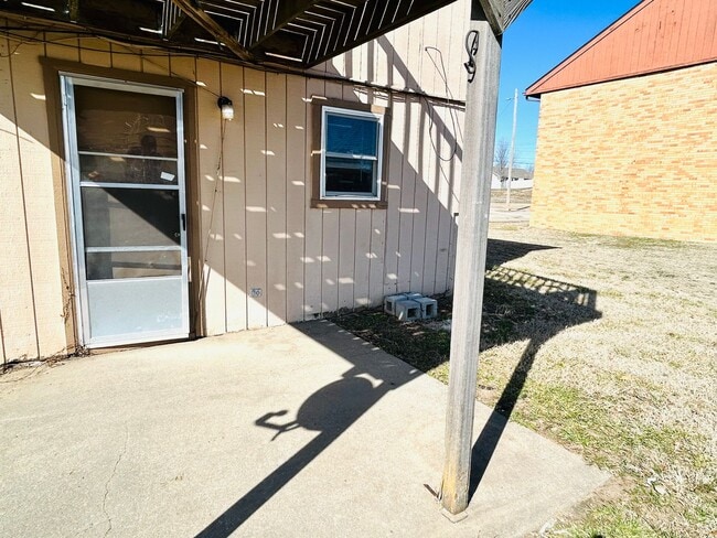Building Photo - Spacious Two Bedroom Home