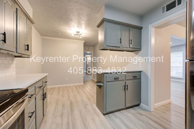 Building Photo - REMODELED 2 Bed 2 Bath 1 Mile West from Campus!