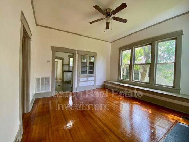 Building Photo - 333 Robinson Pl