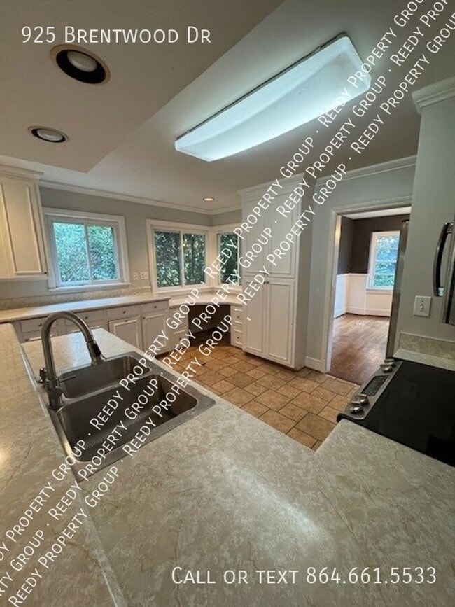 Building Photo - 925 Brentwood Dr