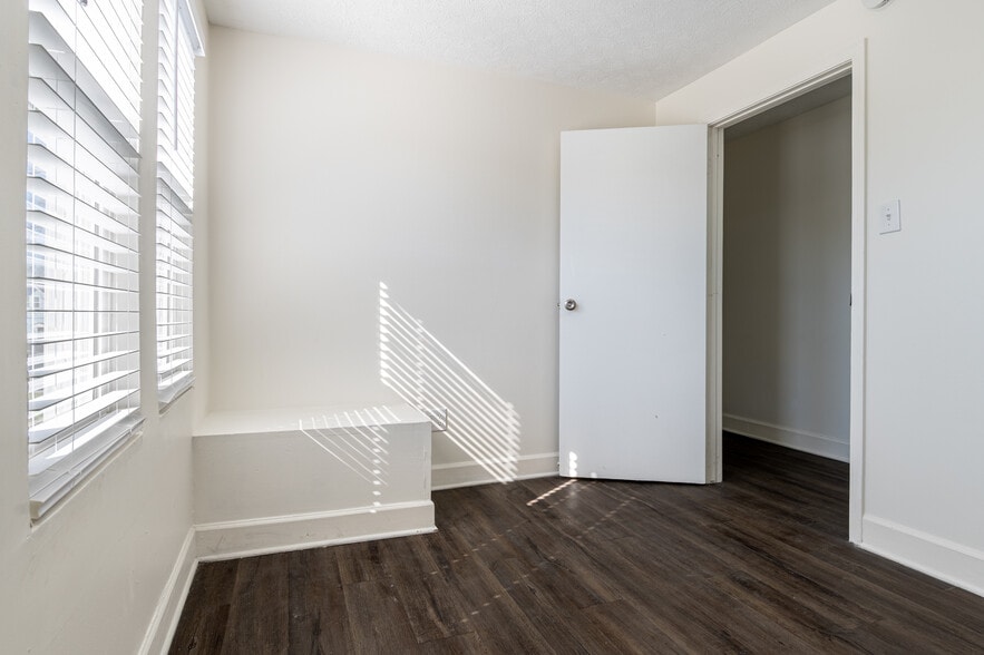 Building Photo - 408 E Beecher St