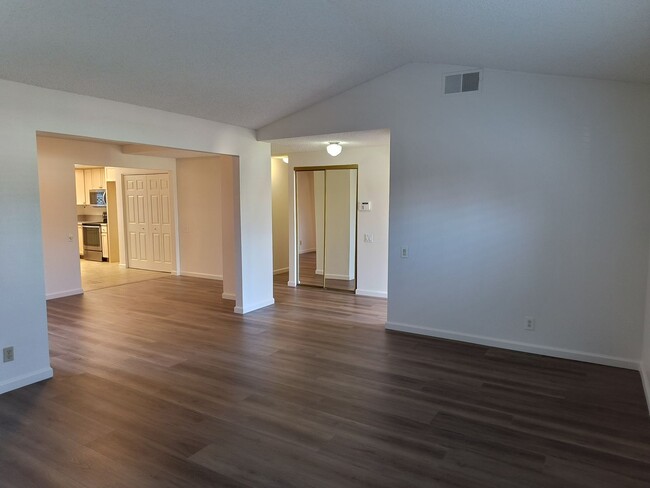 Building Photo - Beautifully updated and Move In Ready!