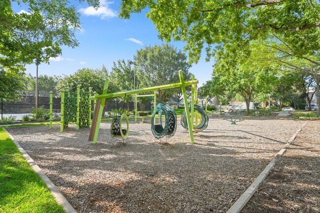 Building Photo - 17841 Park Valley Dr