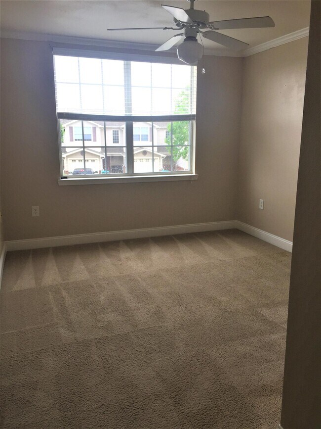 Building Photo - 734 Majestic Dr