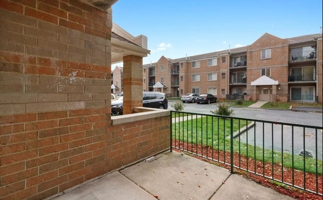 Building Photo - 2 BED 2 BATH CONDO