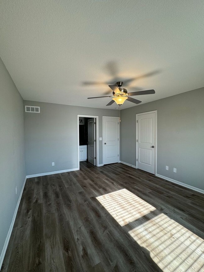Building Photo - Charming 2 Bedroom, 2.5 Bath Townhome with...