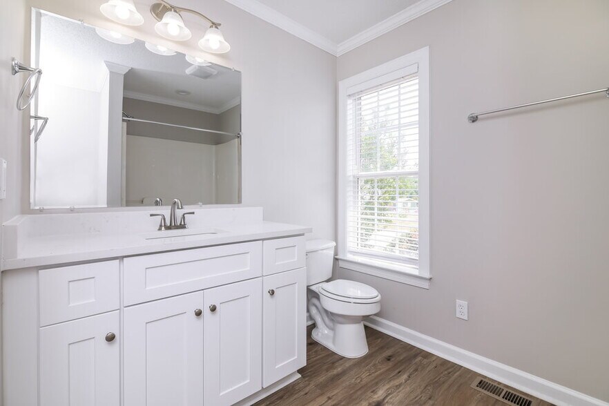 Building Photo - 204 Hunter Way