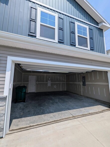 Spacious Attached 2 Car Garage - 4306 NE 13th St