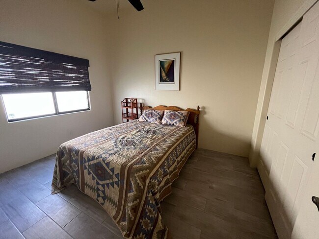 Building Photo - Furnished monthly rental home with long te...
