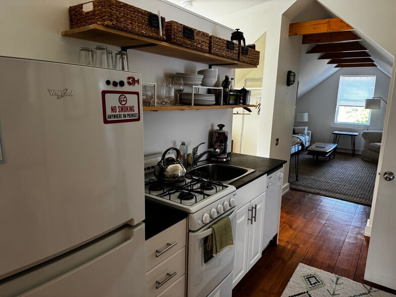 Kitchen looking to LR - 33 Atlantic St