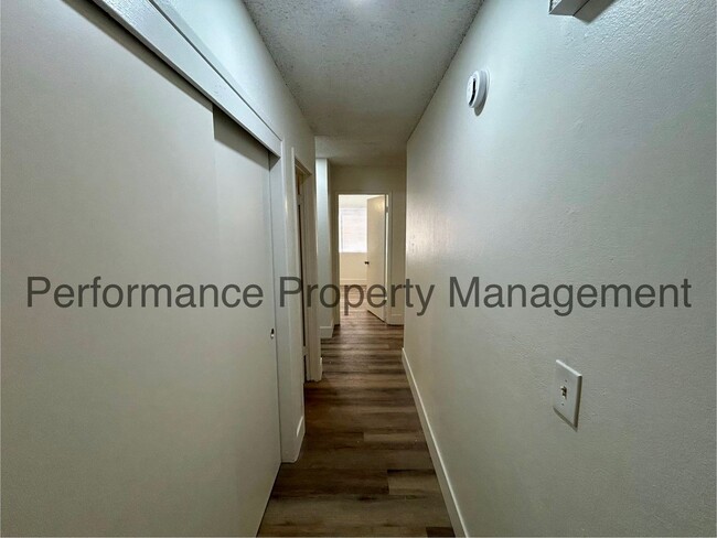 Building Photo - Newly Remodeled 4 Bed/2 Bath SW Bakersfiel...