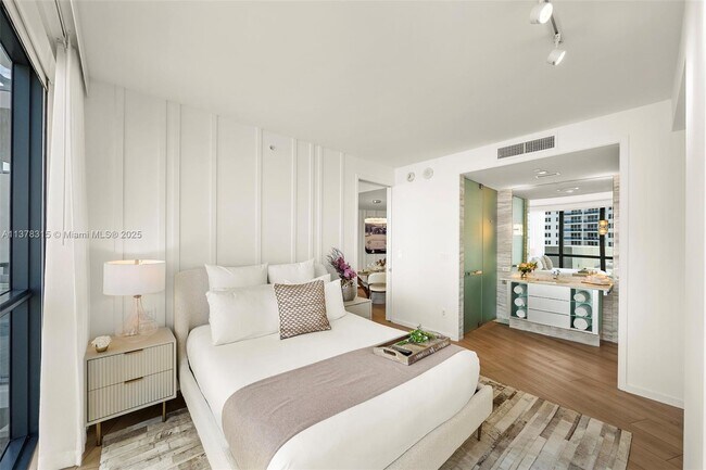 Building Photo - 2201 Collins Ave