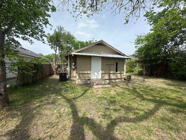 Building Photo - 2112 McKenzie Ave