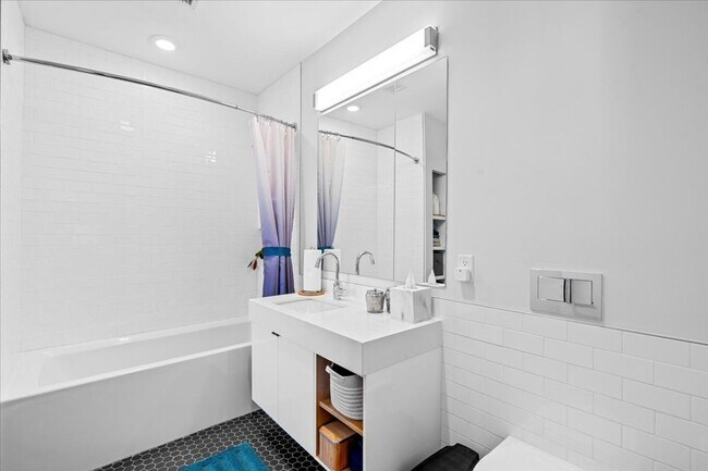 Building Photo - Stunning Penthouse w/ Private Terrace & Pa...
