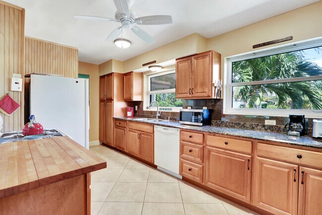Building Photo - 390 N Juno Ln