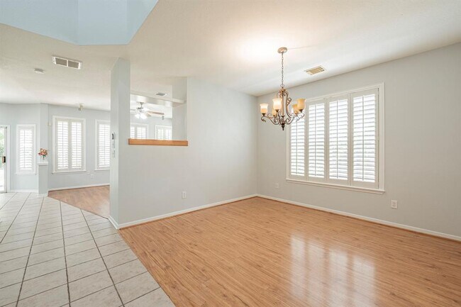 Building Photo - 203 W Sundance Cir