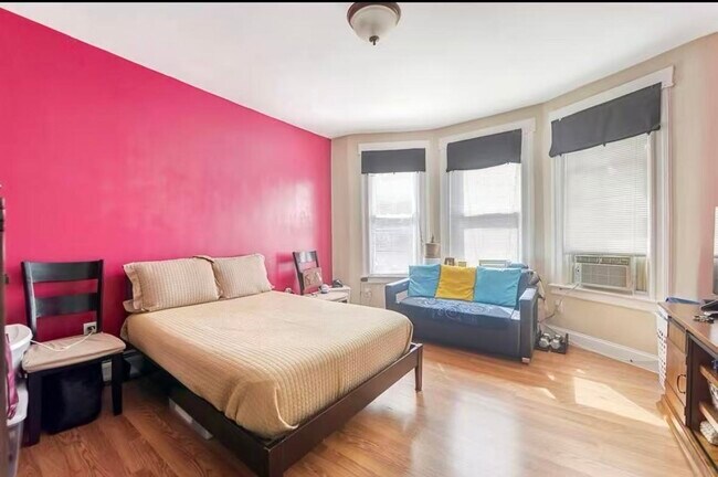 Building Photo - 530 47th St