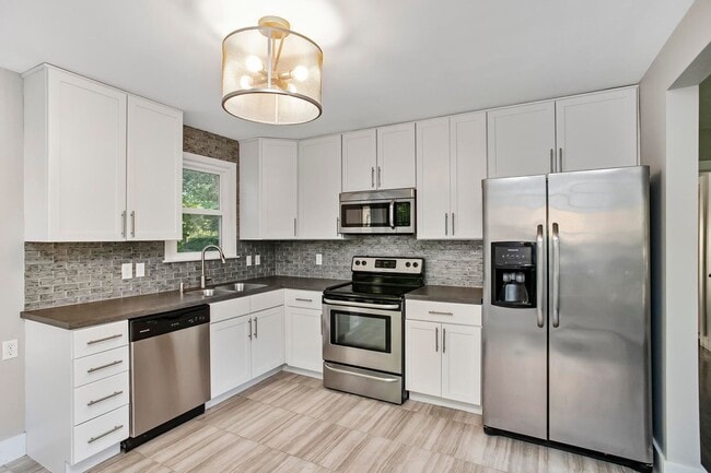 Building Photo - 2129 Crystal Dr