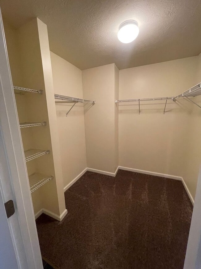 Building Photo - Gorgeous 3 BD/ 2.5 BA Townhouse Available ...