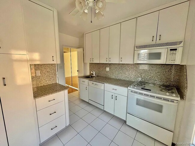 Building Photo - 100-25 Queens Blvd