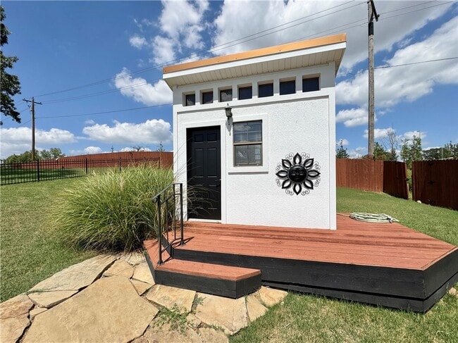 Building Photo - 624 S Horsebarn Rd
