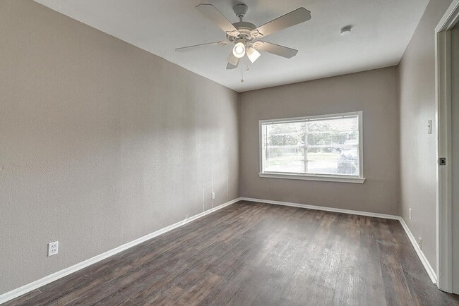Building Photo - 10921 Shady Ln