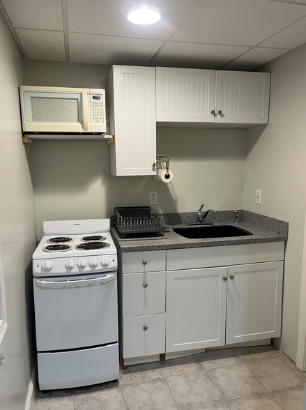 Building Photo - 497 Winnacunnet Rd