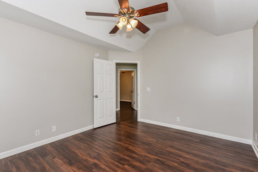 Building Photo - 1443 Rochester Dr